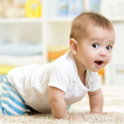 Bébé marchant à 4 pattes (photo)