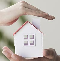 Homme entourant une maison de ses mains