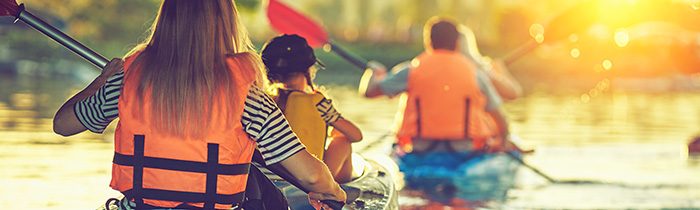 Famille descendant un cours d'eau en canoë