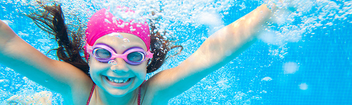 jeuensse et sports, illustration enfant dans une piscine qui sourit