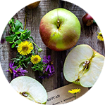 Photo de pommes sur une table en bois