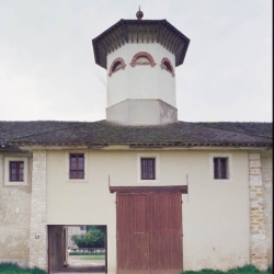 pigeonnier-du-chateau-de-la-brosse-ville-saint-jacques.jpg