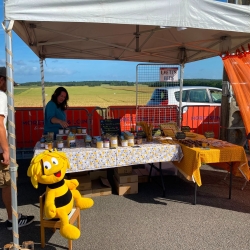 Installation des stands Marché des Producteurs locaux, Créateurs & Artisans