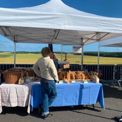 Installation des stands Marché des Producteurs locaux, Créateurs & Artisans