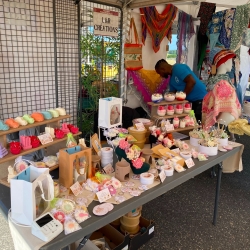 Installation des stands Marché des Producteurs locaux, Créateurs & Artisans