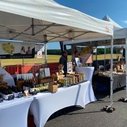 Installation des stands Marché des Producteurs locaux, Créateurs & Artisans