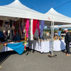 Installation des stands Marché des Producteurs locaux, Créateurs & Artisans