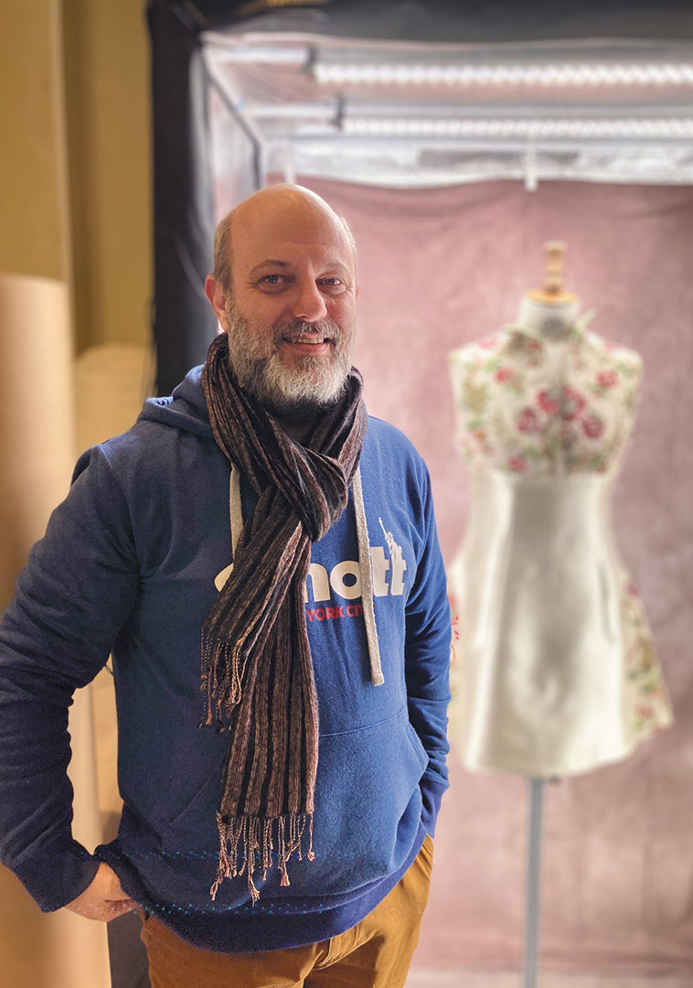 Le couturier parisien a ouvert un nouvel atelier pour son école de mode à Moret